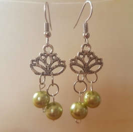Ohrringchen Lotusblüte mit grünen Perlen