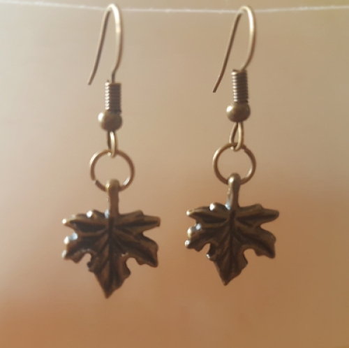 Ohrringchen Ahornblatt Bronze